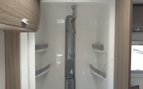 ASPIRE 555 - 1 HARDTOP ENSUITE CARAVAN - READY FOR DELIVERY! - Avan ...