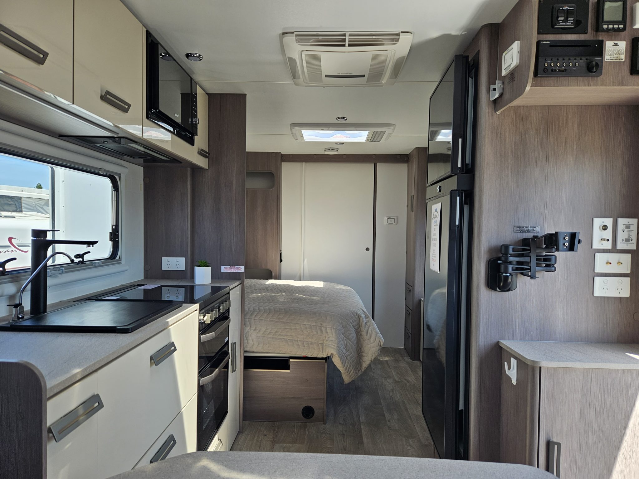 2022 JAYCO SILVERLINE SLIDE OUT SHOWER / TOILET CARAVAN Avan Adelaide