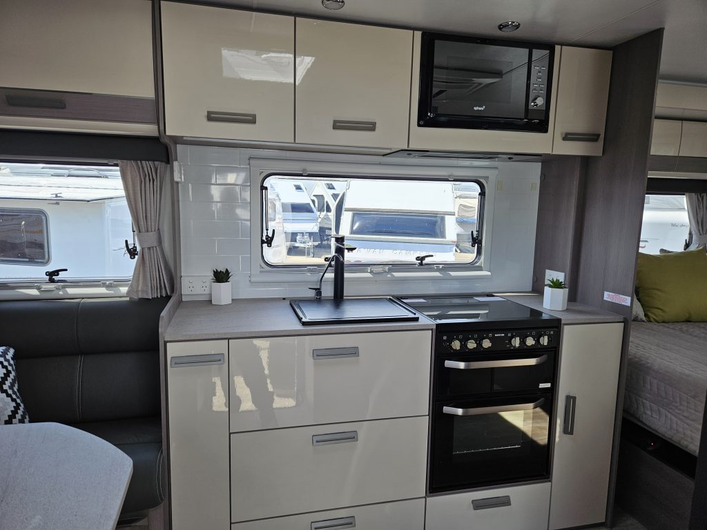 2022 JAYCO SILVERLINE SLIDE OUT SHOWER / TOILET CARAVAN Avan Adelaide